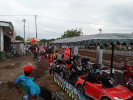 tak ada tempat, di samping rel keretapun jadi di gelar tempat hiburan anak-anak. FOTO : AGUNG NUGROHO