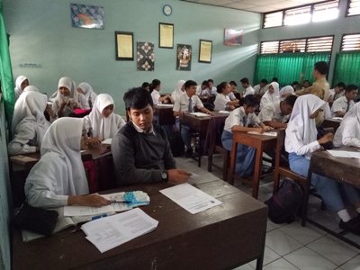 Peserta UNBK melakukan persiapan sebelum dilaksanakan UNBK di salah satu ruang kelas. FOTO : AGUNG NUGROHO