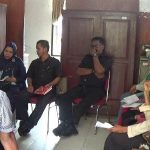 Karyawan PT DJL yang di PHK tanpa pesangan saat mendatangi Kantor nakertrans untuk mengadukan PT DJL. FOTO ; LAN