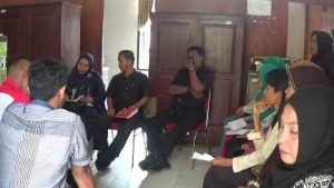 Karyawan PT DJL yang di PHK tanpa pesangan saat mendatangi Kantor nakertrans untuk mengadukan PT DJL. FOTO ; LAN