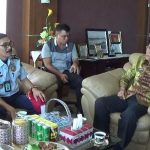 Kepala Divisi keimigrasian Kemenkumham Sultra Enang Syamsi saat menemui bupati kolaka H. Ahmad Sjafei. FOTO : LAN