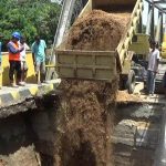 Mobil truk dan alat berat milik Dinas PU kabupaten kolaka saat melakukan penimbunan jembatan tambololi yang longsor. FOTO : LAN