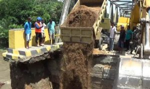 Mobil truk dan alat berat milik Dinas PU kabupaten kolaka saat melakukan penimbunan jembatan tambololi yang longsor. FOTO : LAN