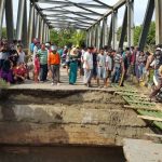 jembatan yang menghubungkan provinsi Sulawesi tenggara dan provinsi lainnya di Sulawesi di Desa tambololi kecamatan samaturu, Kolaka ambrol. FOTO : LAN