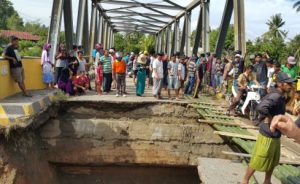 jembatan yang menghubungkan provinsi Sulawesi tenggara dan provinsi lainnya di Sulawesi di Desa tambololi kecamatan samaturu, Kolaka ambrol. FOTO : LAN