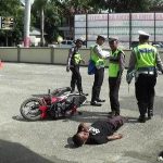 Simulasi penganagan korban Kecelakaan lalu lintas oleh aparat satlantas Polres Kolaka FOTO : LAN