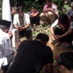Pemakaman Alm. irwan yang juga hanan kejaksaan yang meninggal di rumah tahanan kelas 2 a Kolaka. FOTO : LAN