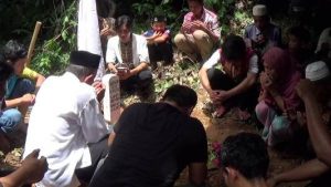Pemakaman Alm. irwan yang juga hanan kejaksaan yang meninggal di rumah tahanan kelas 2 a Kolaka. FOTO : LAN