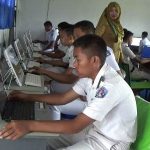 Suasana pelaksanaan UNBK di SMK Negeri 2 Kabupaten Kolaka. FOTO : LAN