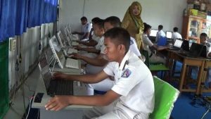 Suasana pelaksanaan UNBK di SMK Negeri 2 Kabupaten Kolaka. FOTO : LAN