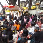 Ummat Hindu tengger di Probolinggo saat melaksanakan persembahyangan di Pura dalam rangka hari raya galungan. FOTO : AHMAD SUGENG LAKSONO