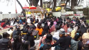Ummat Hindu tengger di Probolinggo saat melaksanakan persembahyangan di Pura dalam rangka hari raya galungan. FOTO : AHMAD SUGENG LAKSONO