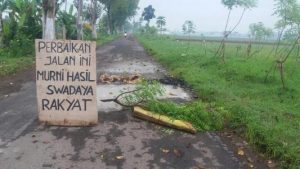 jalan yang menghubungkan tiga kecamatan di probolinggo ini rusak berat dan butuh perhatian Pemerintah kabuoaten. FOTO : AHMAD SUGENG LAKSONO