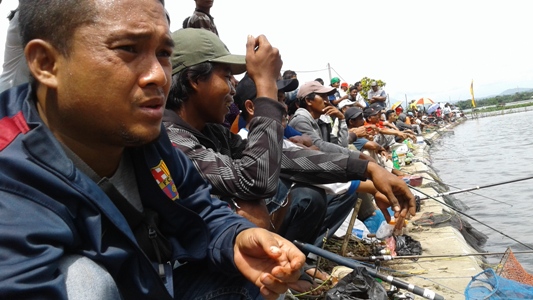 Lomba mancing dalam rangka memperingati Hari jadi kabupaten probolinggo ke 271 di di gelar di Desa Sumber Kedawung, Kecamatan Leces. FOTO AHMAD SUGENG LAKSONO