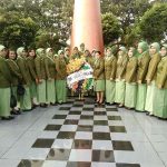 Persit Kartika Candra Kirana (KCK) Cabang XXXIV Kodim 0820 melakukan upacara Tabur bunga ke Taman Makam Pahlawan ( TMP ) Karya Bakti Kota Probolinggo. FOTO : AHMAD SUGENG LAKSONO