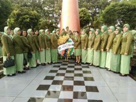 Persit Kartika Candra Kirana (KCK) Cabang XXXIV Kodim 0820 melakukan upacara Tabur bunga ke Taman Makam Pahlawan ( TMP ) Karya Bakti Kota Probolinggo. FOTO : AHMAD SUGENG LAKSONO