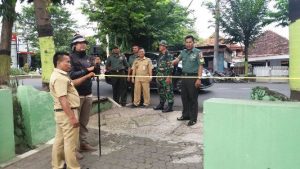 pengukuiran aset tanah milik TNI Provbolinggo yang dilakukan oleh pihak BPN Kota Probolinggo. FOTO : AHMAD SUGENG LAKSONO