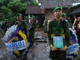 Prosesi pemakaman salah satu anggota TNI AD Kodim 0820 Probolinggo yang mangkat. FOTO : AHMAD SUGENG LAKSONO