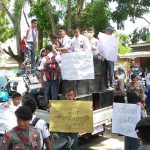 seratusan pelajar SMA 1 Raha menggelar aksi unjuk rasa di depan SMA 1 Raha. FOTO : LA ODE AWALUDDIN