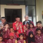 Mendikbud Muhadjir Effendy didampingi Gubernur Sultra H Nur Alam foto bersama dengan siswa-siswi SD pemain Musik Bambu. FOTO : BAIM. J
