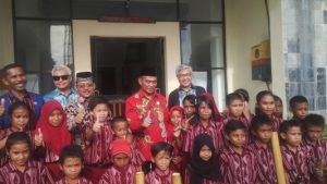 Mendikbud Muhadjir Effendy didampingi Gubernur Sultra H Nur Alam foto bersama dengan siswa-siswi SD pemain Musik Bambu. FOTO : BAIM. J