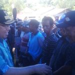 Walikota Kendari H. Asrun menyerahklan bantuan perikanan kepada masyarakat nelayan di Kelurahan Purirano. FOTO : BAIM. J