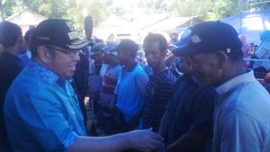 Walikota Kendari H. Asrun menyerahklan bantuan perikanan kepada masyarakat nelayan di Kelurahan Purirano. FOTO : BAIM. J