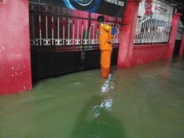 Akibat hujan turun deras, pemukiman warga tergenang banjir. FOTO : BISMA SURYA KURNIAWAN