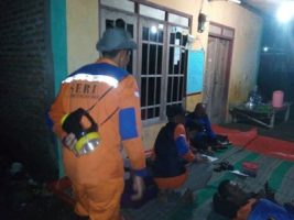 Tim SAR Sukoharjo saat melakukan pencarian korban yang terseret arus sungai. FOTO : BISMA SURYA KURNIAWAN
