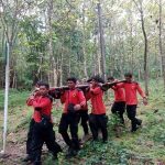 Tim SAR MTA saat menggelar pelatihan dengan melaksanakan simulai penanganan korban di tengah hutan. FOTO : BISMA SURYA KURNIAWAN