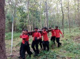 Tim SAR MTA saat menggelar pelatihan dengan melaksanakan simulai penanganan korban di tengah hutan. FOTO : BISMA SURYA KURNIAWAN
