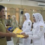 SeKda kABUPATEN jEPARA M. Sholih memberikan SK CPNS kepada bidan secara simbolis. FOTO : DSW