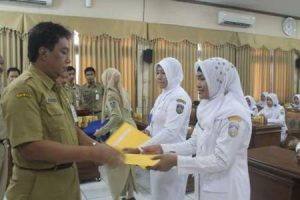 SeKda kABUPATEN jEPARA  M. Sholih memberikan SK CPNS kepada bidan secara simbolis. FOTO : DSW
