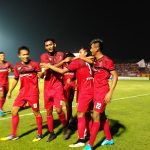 Para Pemain Persijap Jepara hanya bisa tertunduk setelah ditekuk PSPS pekanbaru dalam laga persahabatan di Stadion Kartini tadi malam. FOTO : DSW