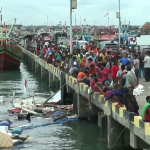 Warga meninjau Kapal Motor Bermuatan Bahan Bakar Pertalite dan Solar Meledak di pelabuhan Jepara, Jawa Tengah. FOTO : DSW