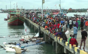 Warga meninjau Kapal Motor Bermuatan Bahan Bakar Pertalite dan Solar Meledak di pelabuhan Jepara, Jawa Tengah. FOTO : DSW