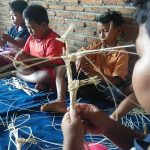 Bocah-bocah ini belajar menganyam wayang dari limba rotan. FOTO :DSW
