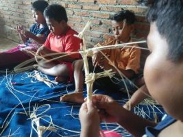 Bocah-bocah ini belajar menganyam wayang dari limba rotan. FOTO :DSW