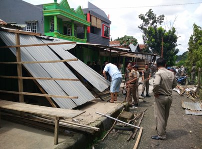 penertiban lapak pedagang yang dibangun di atas trotoar jalan di bongkar satpol PP Kota kendari. FOTO : FT