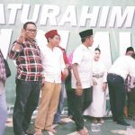 Ketua DPRD Kolut, Musakkir Sarira kedua dari kiri