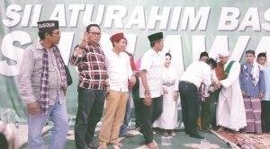 Ketua DPRD Kolut, Musakkir Sarira kedua dari kiri
