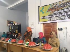 Wakil Bupati Koltim (kedua dari kanan) Hj Andi Merya Nur menghadiri pemantauan kesehatan caloan jama,ah haji di alua Depag Koltim. FOTO : JUSRAN
