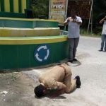 Aeorang PNS di Aceh Singkil melakukan sujud syukur setelah mengetahui hasil sengketa Pilkada di MK di tolak. FOTO : MAN