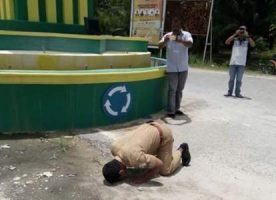Aeorang PNS di Aceh Singkil melakukan sujud syukur setelah mengetahui hasil sengketa Pilkada di MK di tolak. FOTO : MAN