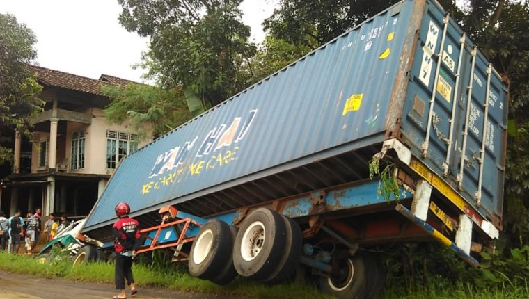 Kountener Terperosok, Nyaris Menabrak Rumah Warga