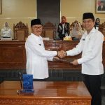 Ketua DPRD Konsel Irham kalenggo, S.Sos, M.Si menyerahkan Perda persetujuan pemekaran Kecamatan Lamooso kepada Bupati konawe Selatan H. Surunuddin Dangga. FOTO : MAHIDIN