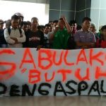 Demonstrasi Didepan Kantor Bupati Konsel. FOTO : MAHIDIN