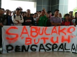 Demonstrasi Didepan Kantor Bupati Konsel. FOTO : MAHIDIN