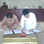 Bupati Konsel H. Surunuddin Dangga Saat Melaksanakan Penanda Tanganan MoU Bersama Rektor UMK Muh. Nur Diaula Bappeda Konsel. Rabu. 05/4/2017. FOTO : MAHIDIN