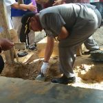 Bupati Konsel H. Surunuddin Dangga Saat Meletakan Batu Pertama Pembangunan RTLH Di Kelurahan Potoro. FOTO : MAHIDIN